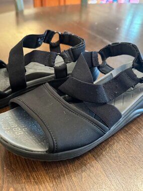 BZees Womens 10W Black Washable Stretch Strap Sandals